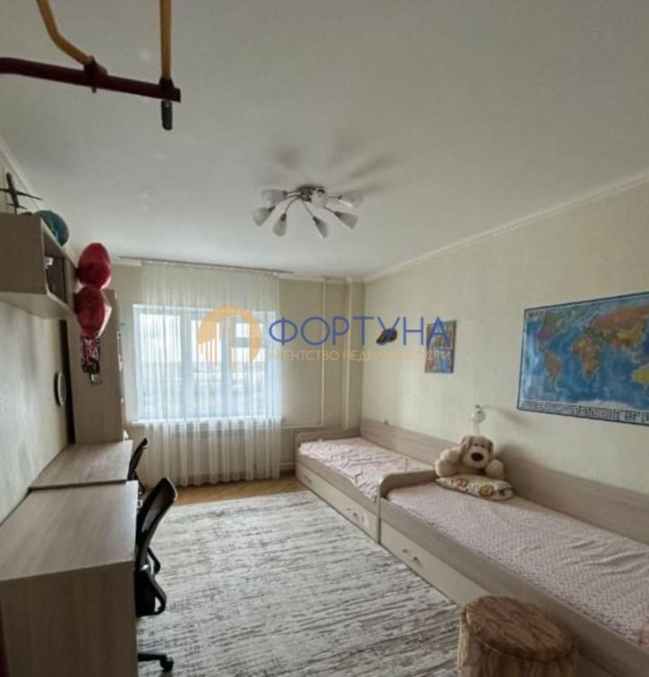 3-комн квартира Есенина ул, 8