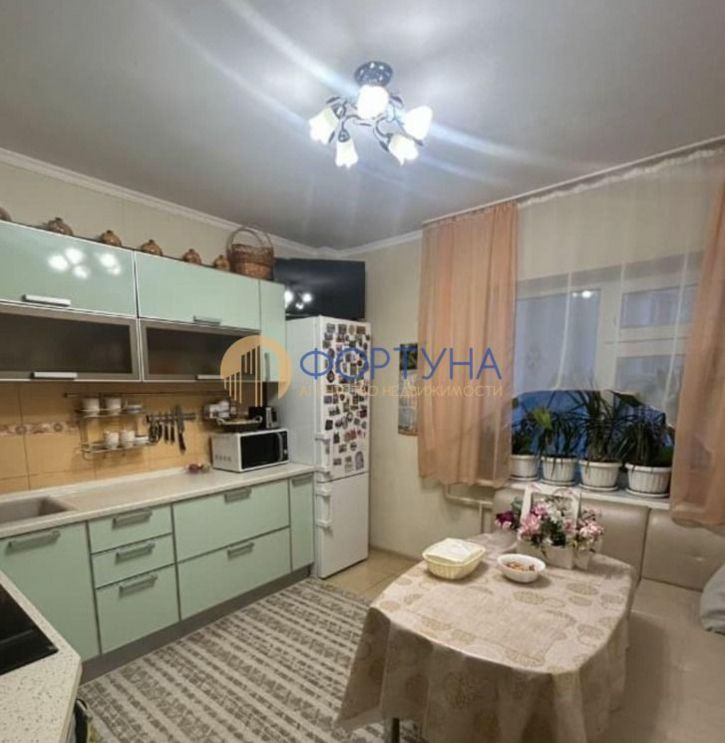 3-комн квартира Есенина ул, 8