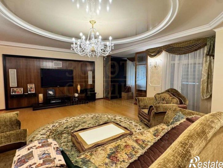 4-комн квартира улица Костюкова, 36В,  д. 36В