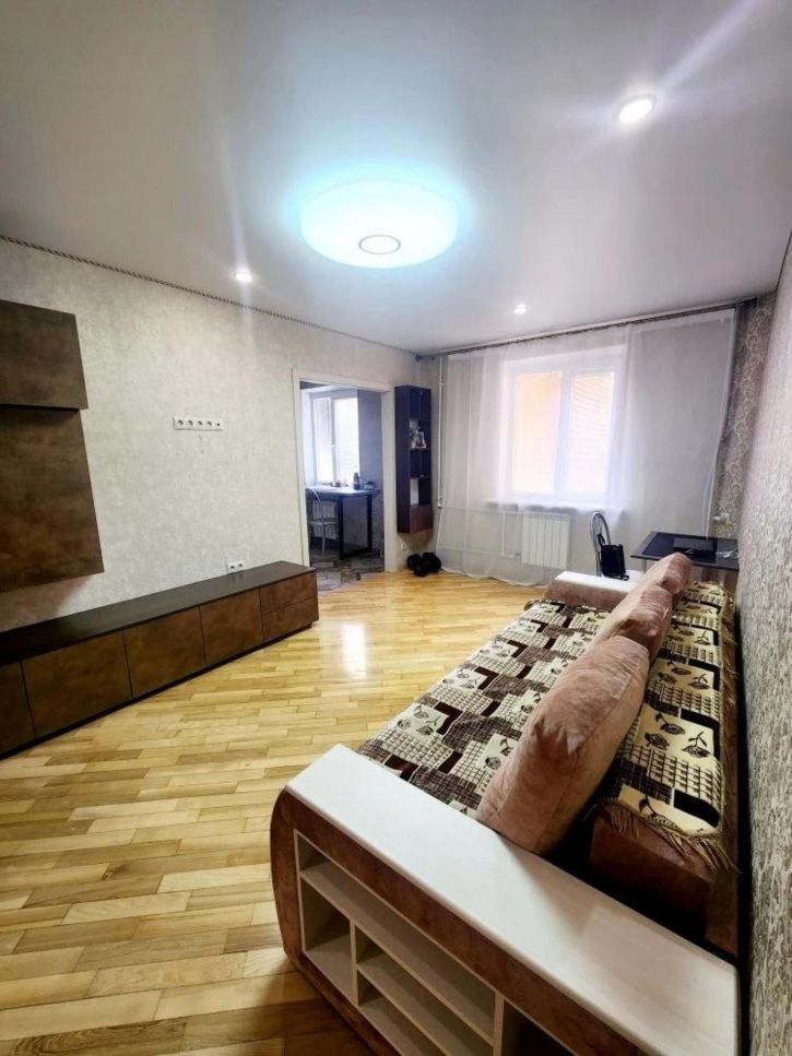 3-комн квартира 5 Августа улица, 1