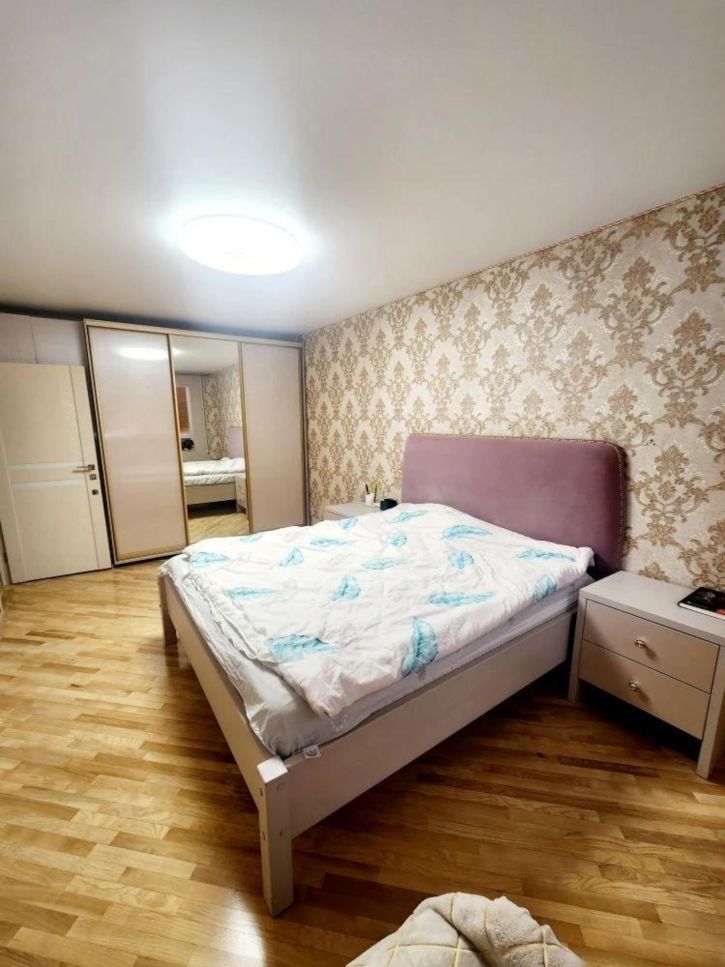 3-комн квартира 5 Августа улица, 1