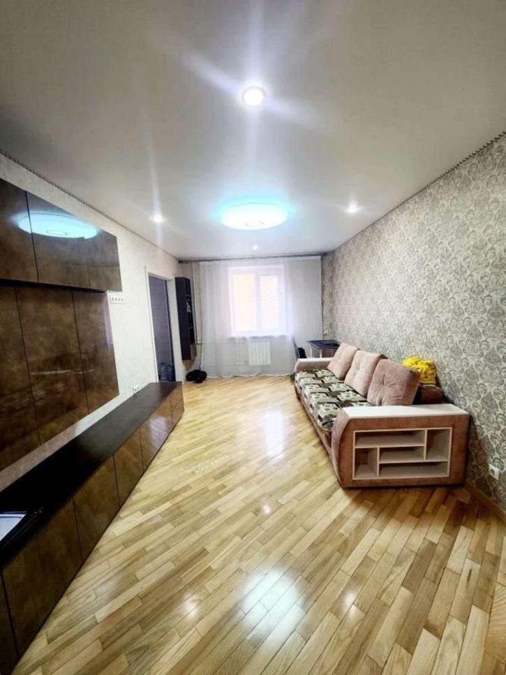 3-комн квартира 5 Августа улица, 1