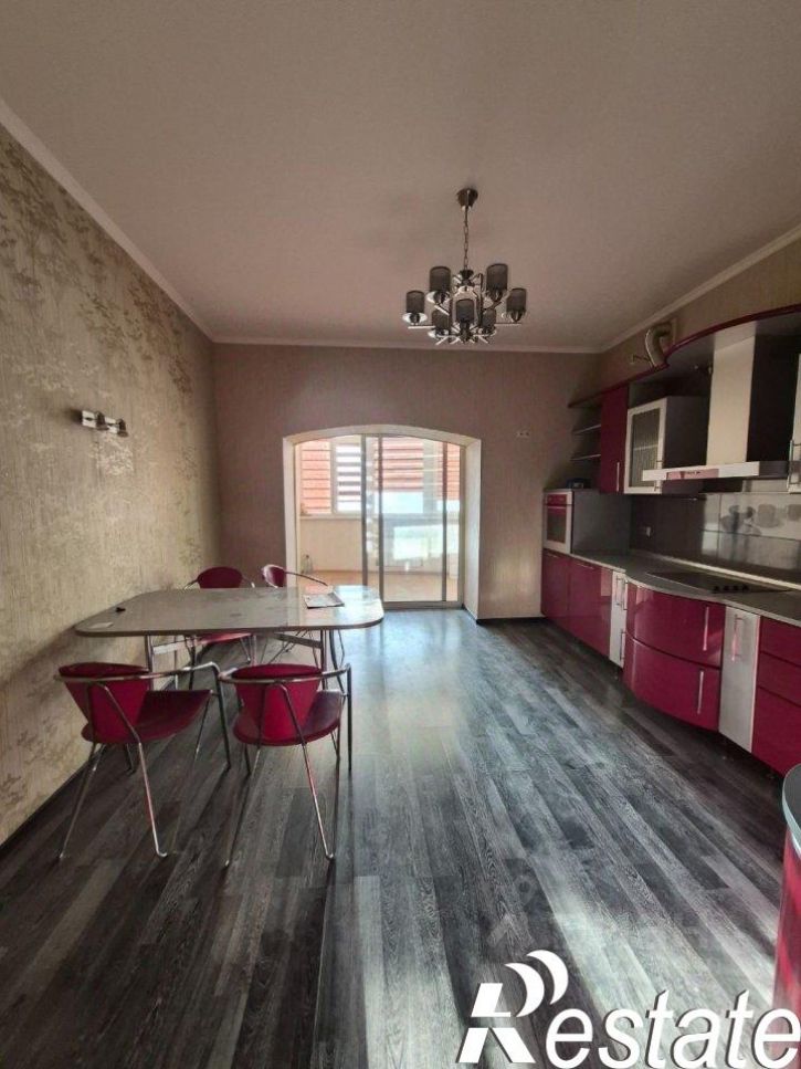 3-комн квартира улица Победы, 124,  д. 124