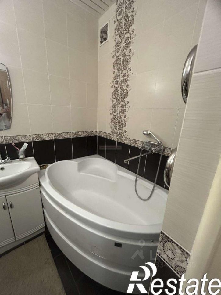 2-комн квартира улица Есенина, 8А,  д. 8А